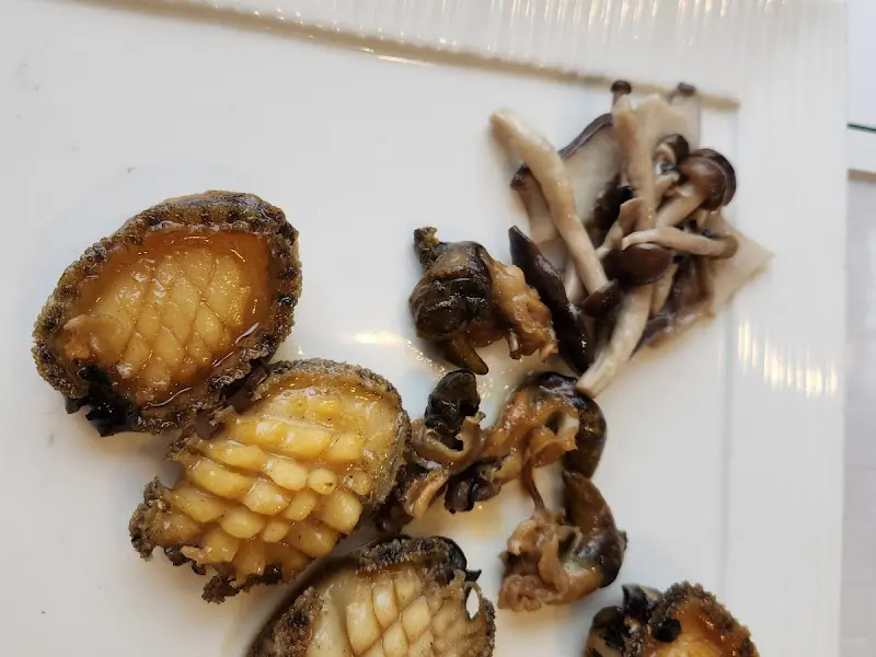 윤기가 흐르는 전복 요리