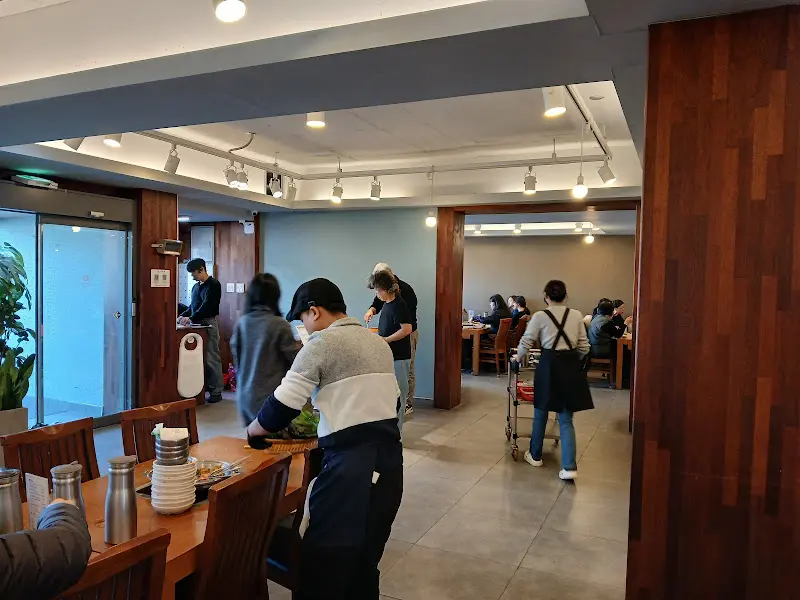 손님들로 북적이는 식당 내부 모습