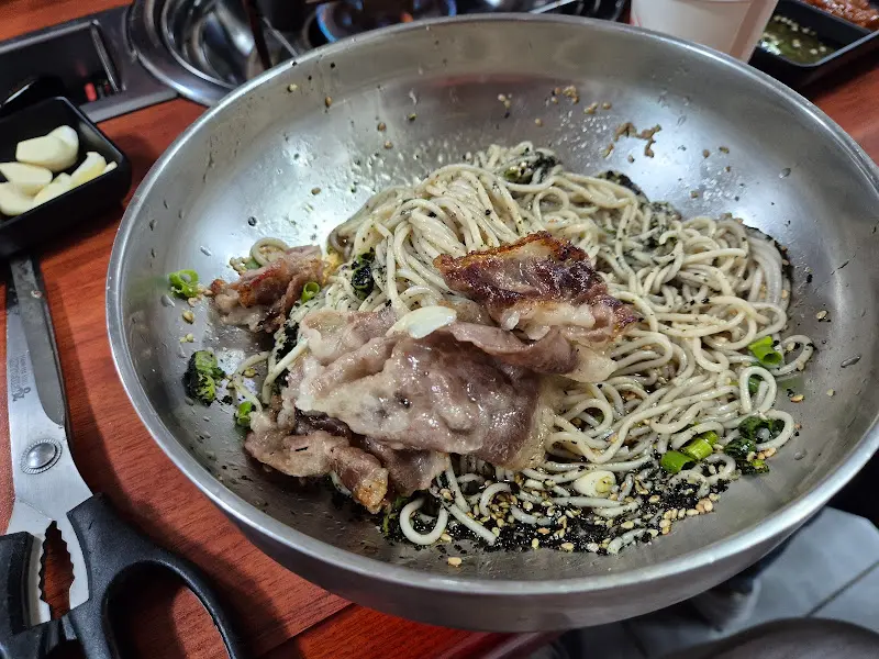 차돌박이와 함께 먹는 들기름 막국수