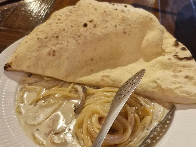빵 속에 담겨져 나오는 크림 파스타