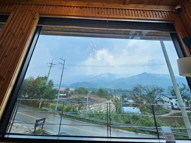 시원하게 트인 창문 밖 풍경