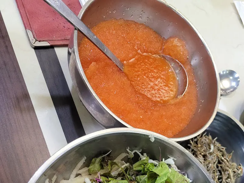 물회 육수가 담긴 스테인리스 그릇