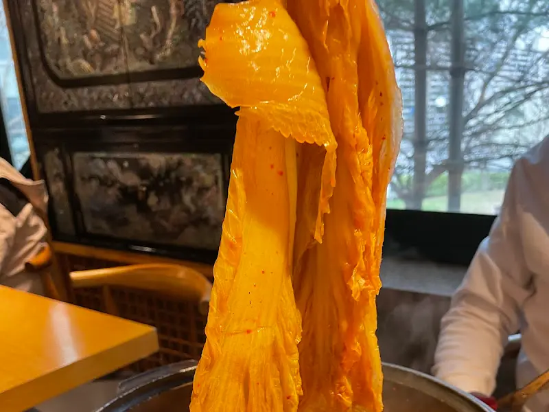 잘 익은 묵은지 한 조각이 김치찌개의 깊은 맛을 짐작게 한다.