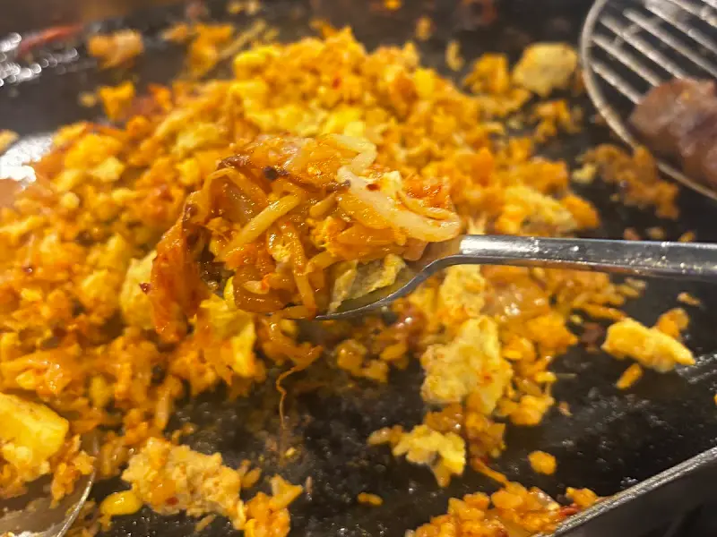 볶음밥을 숟가락으로 뜨는 모습