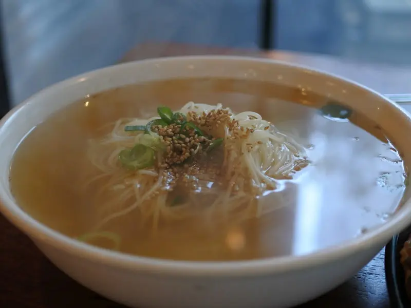 따뜻하고 시원한 물국수