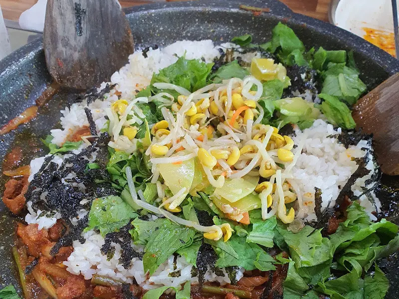 볶음밥 재료 투하!