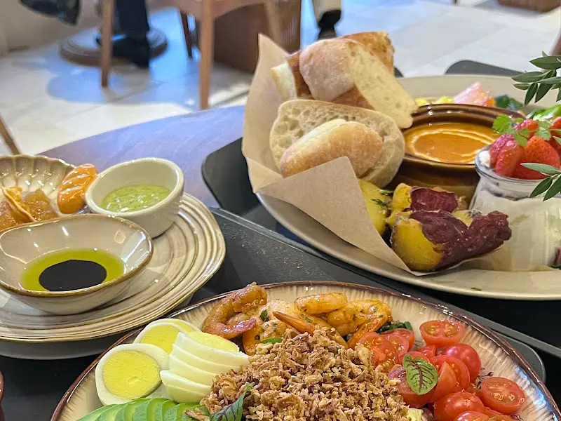 다양한 소스가 함께 제공되는 브런치