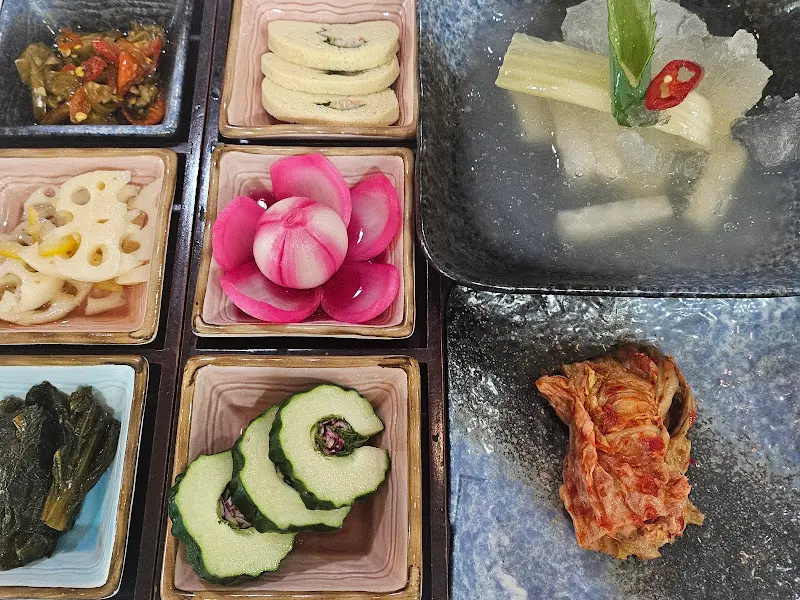 정갈한 반찬들의 클로즈업 샷