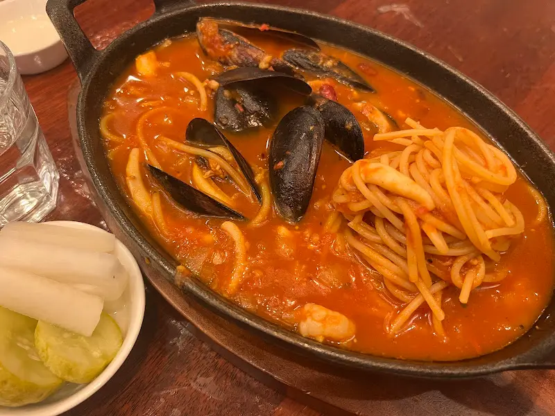 매콤한 토마토 소스에 해산물이 듬뿍 들어간 파스타