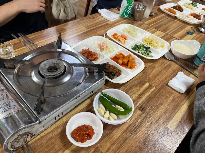 다양한 밑반찬과 가스 버너