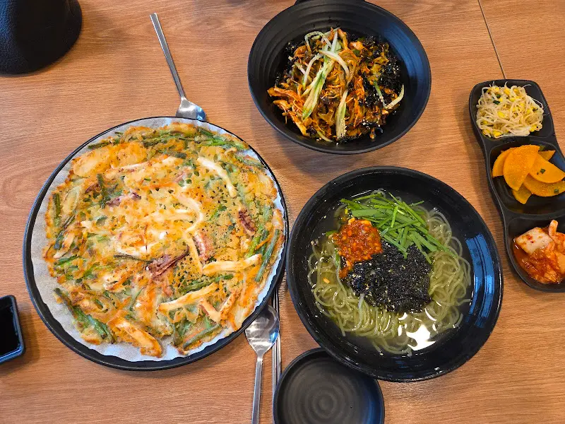 푸짐한 한 상 차림, 댓잎국수와 해물파전, 갈비만두