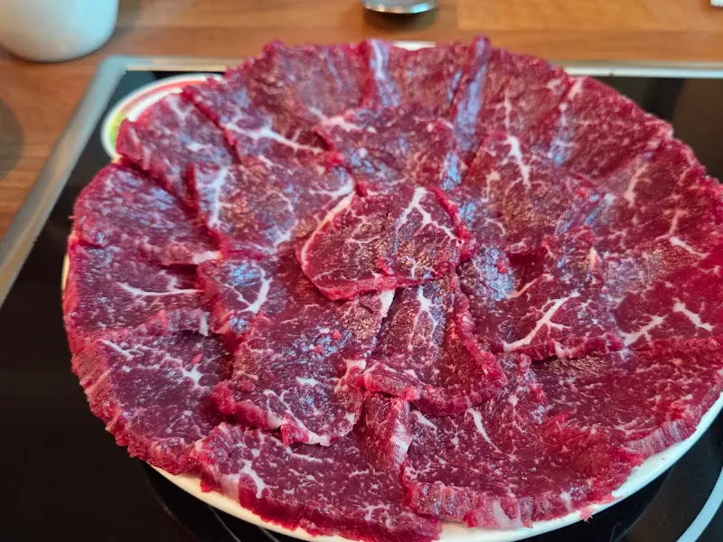 접시 가득 담겨 나온 한우 생고기의 아름다운 자태