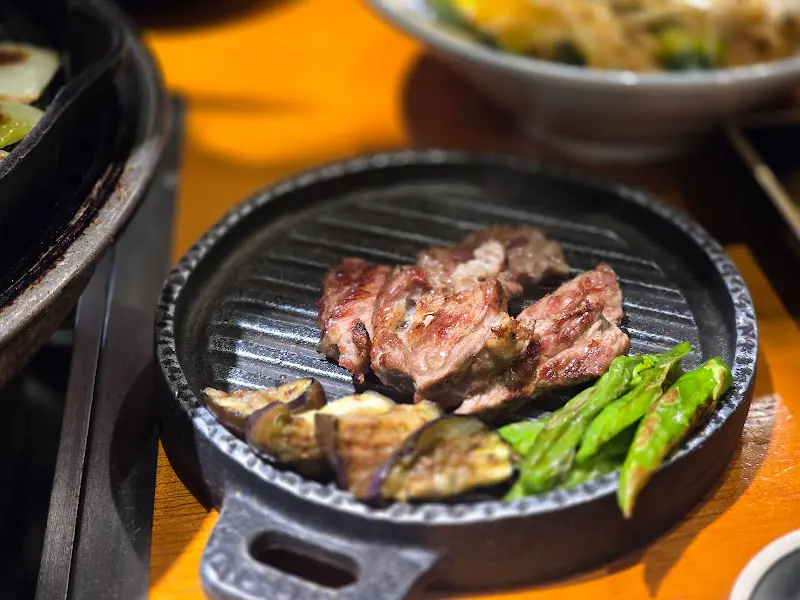 불판 위에 구워진 양고기와 야채