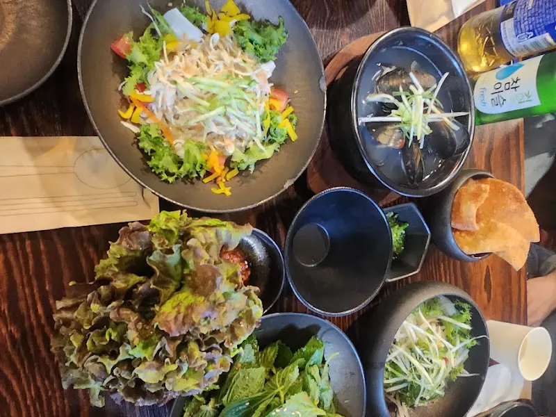 푸짐하게 차려진 한 상