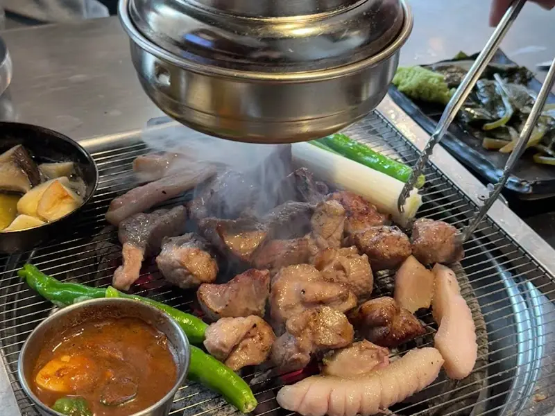 숯불 위에서 맛있게 구워지고 있는 제주 근고기의 모습