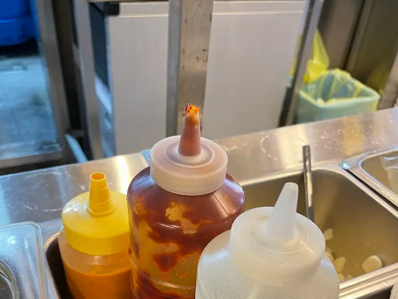 테이블 한켠에 마련된 셀프바에는 다양한 소스통들이 가지런히 놓여있다.