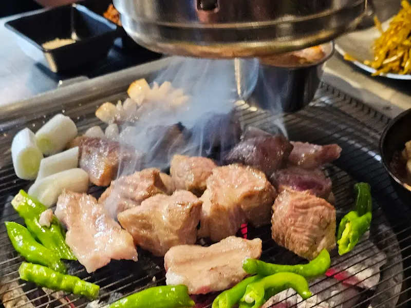 숯불 위에서 익어가는 제주 근고기와 꽈리고추, 새송이버섯