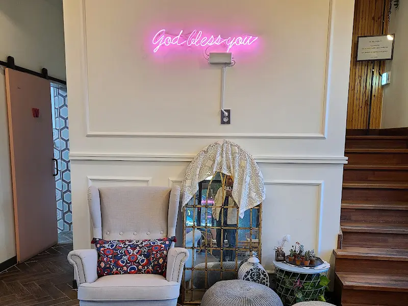 아늑하고 편안한 카페 내부