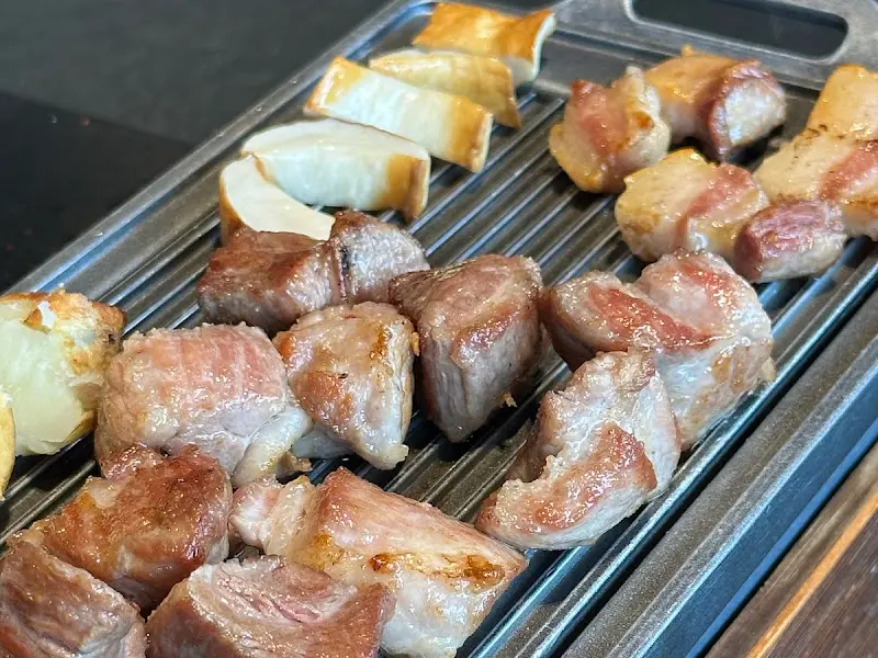 잘 구워진 흑돼지 오겹살과 멜젓