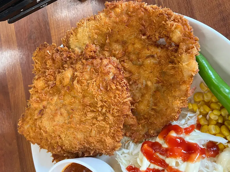 접시를 가득 채운 왕돈까스의 위엄