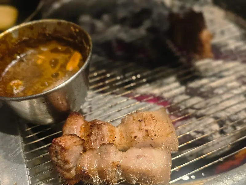 멜젓에 찍어먹는 두툼한 제주 돼지 근고기