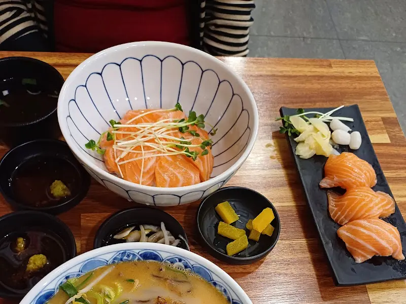 칸도라멘의 사케동과 연어 초밥