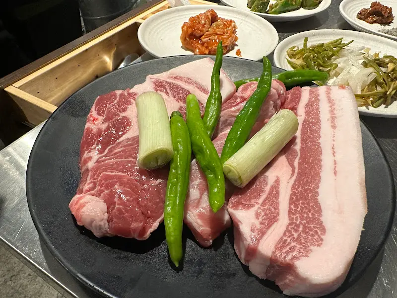 돈멜에서 제공하는 다양한 밑반찬과 소스들