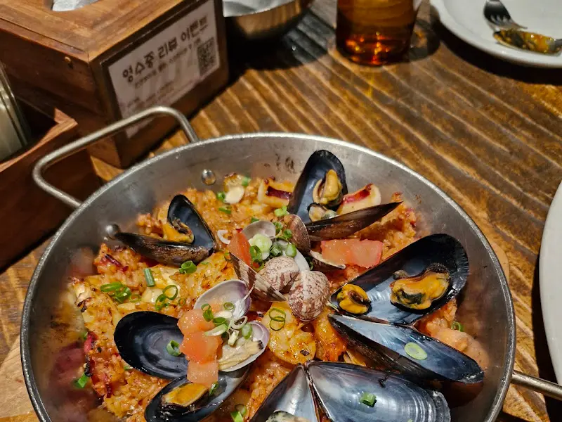 해산물이 듬뿍 들어간 빠에야