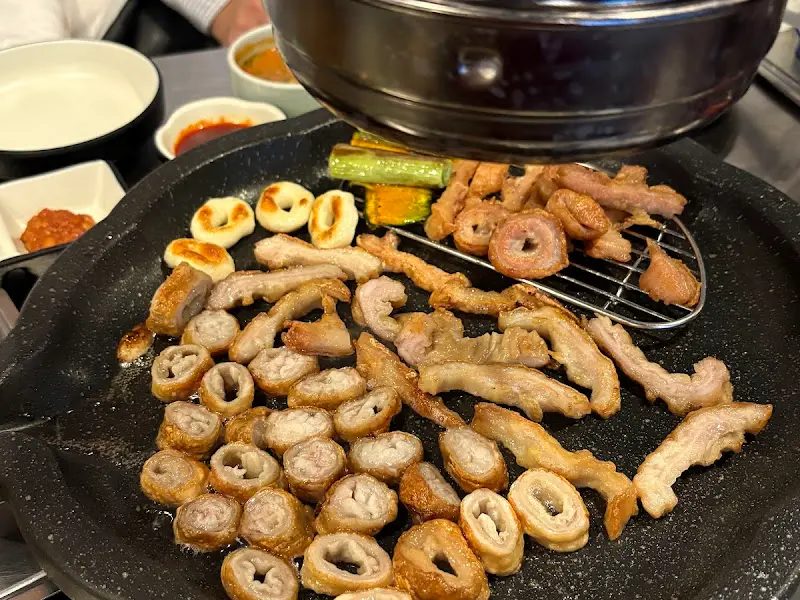 불판 위에서 구워지는 막창