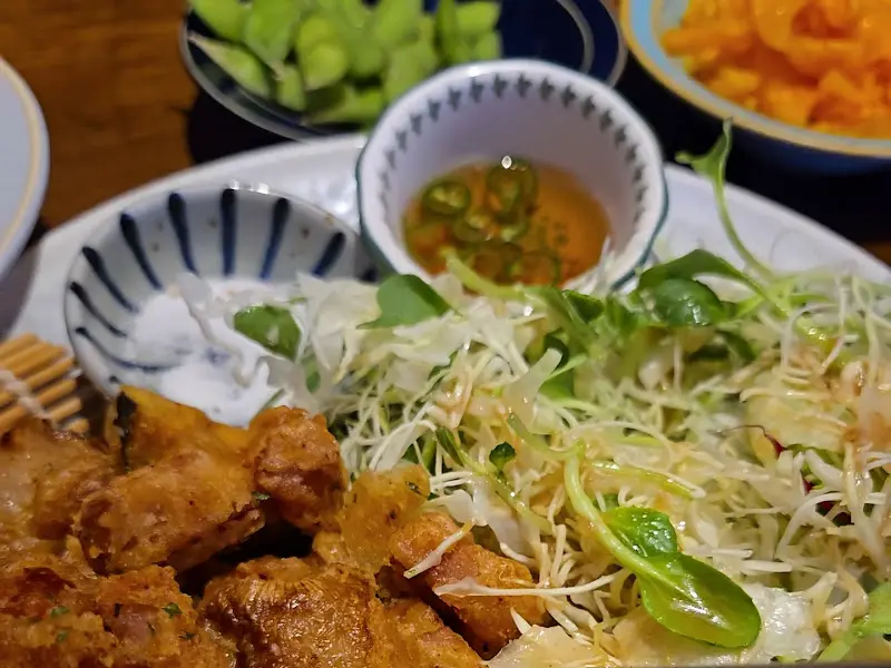 막창튀김과 곁들임 샐러드