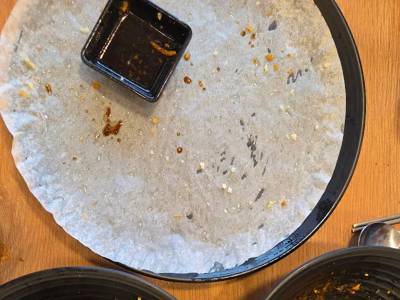 깨끗하게 비워진 파전 접시