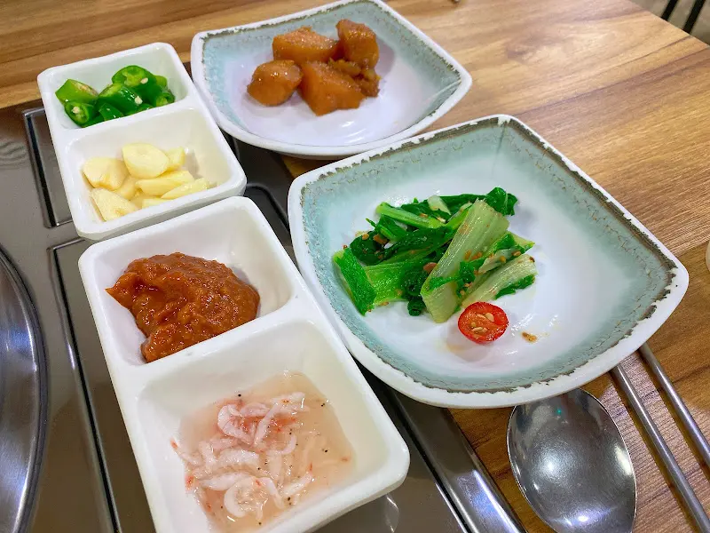 정갈하게 담겨 나온 수육 곁들임