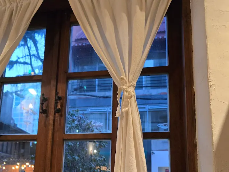 창가에 드리워진 흰 커튼