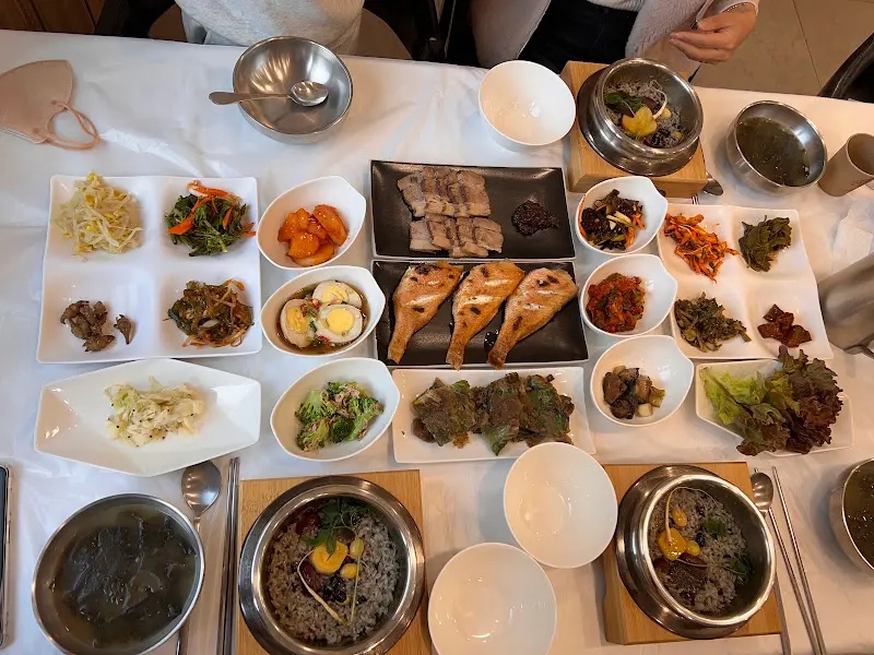 한상 가득 차려진 모습