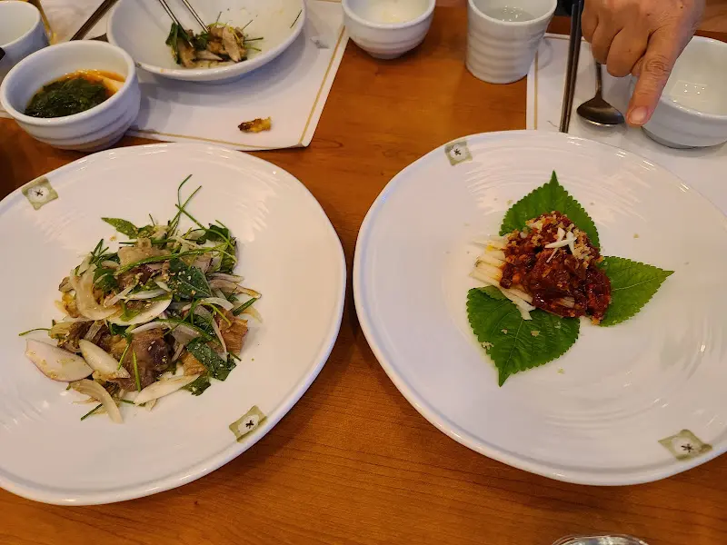 색감과 식감이 조화로운 퓨전 한정식 요리