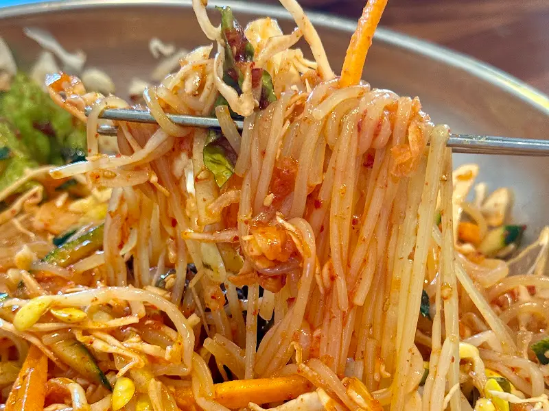 쫄깃한 면발과 아삭한 야채가 어우러진 왕쫄면