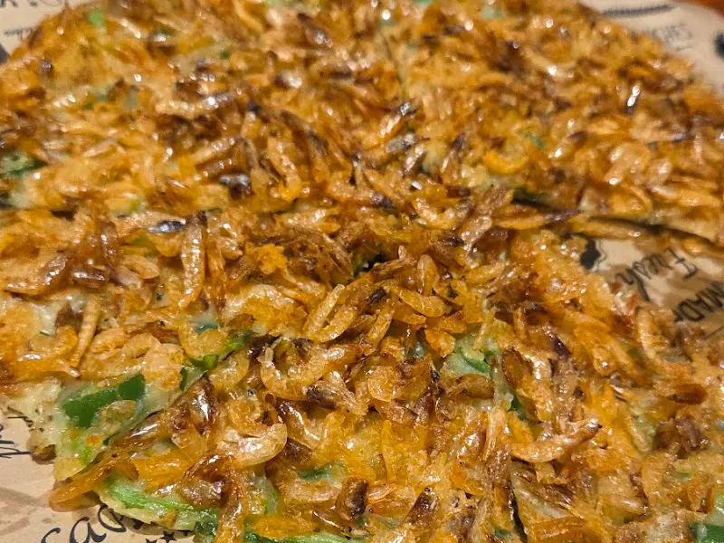 보리새우가 듬뿍 올라간 부추전