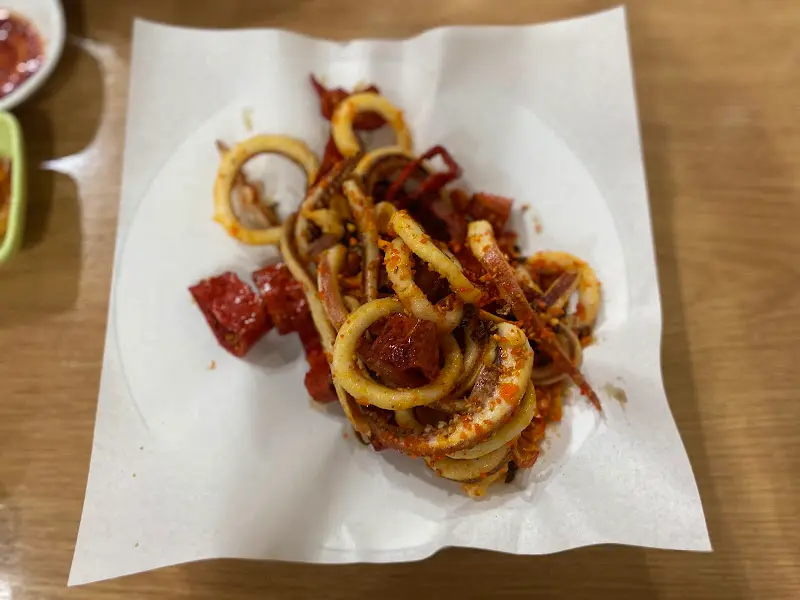 접시에 담긴 오징어 튀김