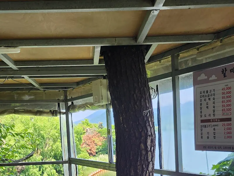 식당 내부의 나무 기둥