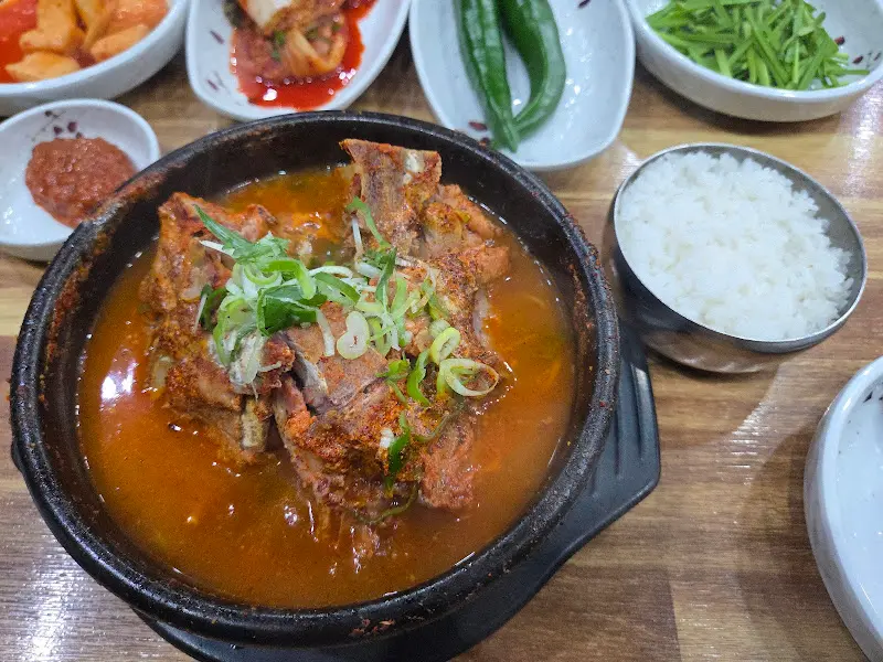 살이 가득 붙어있는 뼈