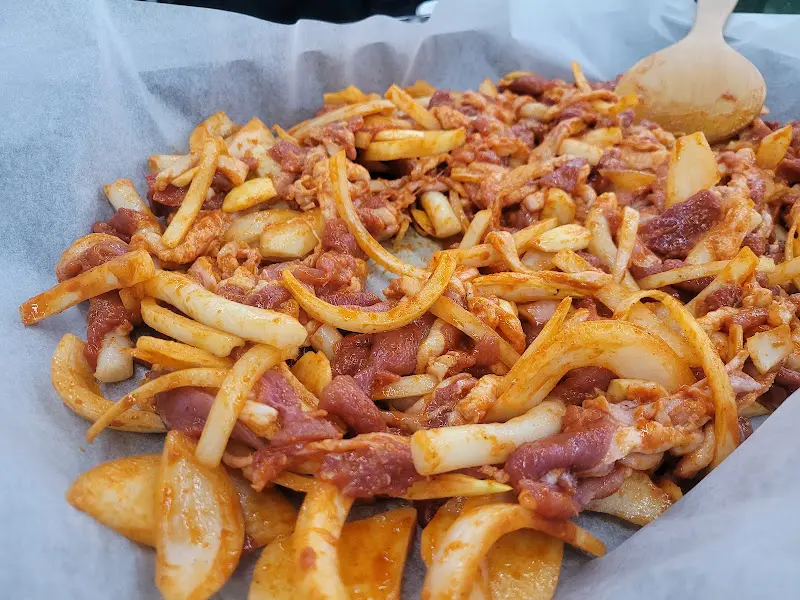 볶음밥 재료를 아낌없이 넣어 만든 볶음밥