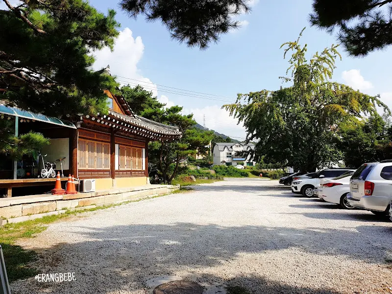 부용원 카페 외부 주차장