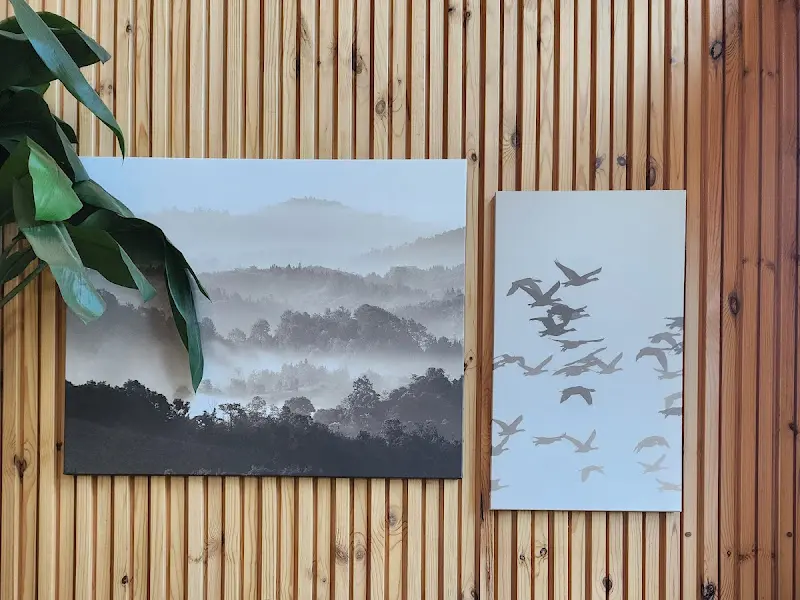 카페 내부 액자 장식