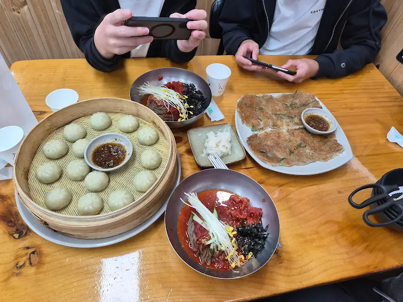 푸짐하게 차려진 한 상