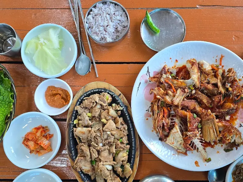 우럭튀김과 흑돼지 구이가 함께 나오는 정식 한 상 차림