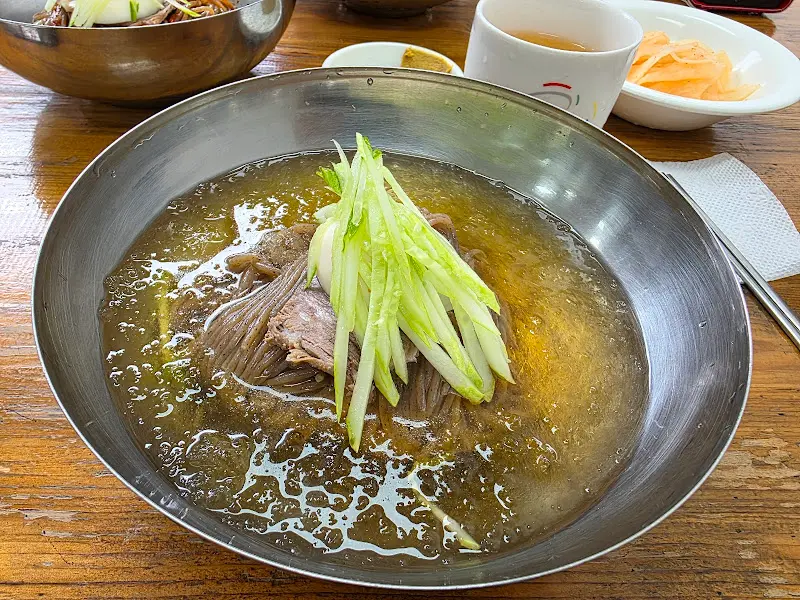 살얼음이 낀 놋그릇에 담겨져 나온 물냉면