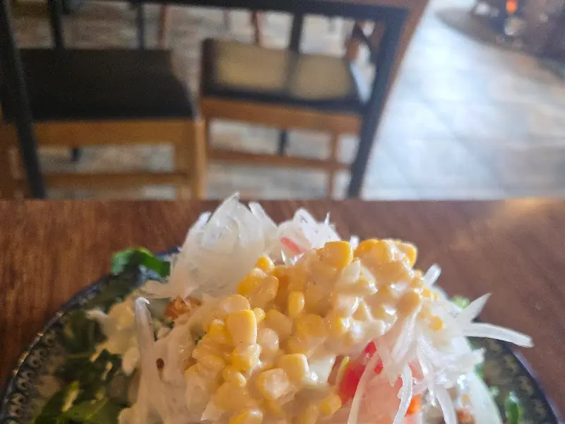 신선한 야채가 가득한 샐러드