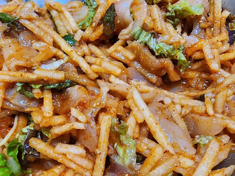 비벼진 물회의 클로즈업 샷