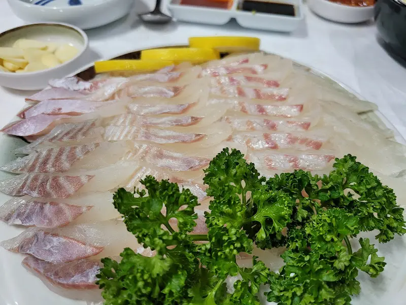 신선함이 살아있는 감성돔, 참돔, 광어회