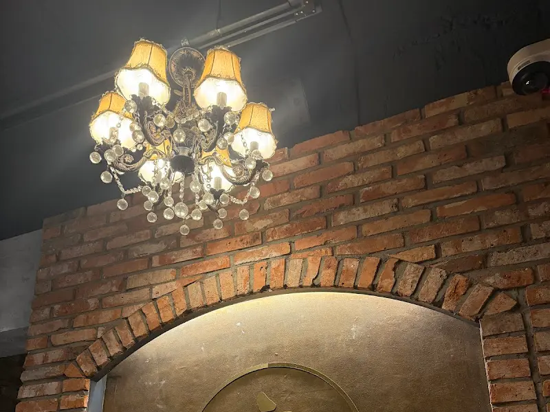 샹들리에 조명이 인상적인 완벌집의 내부 인테리어